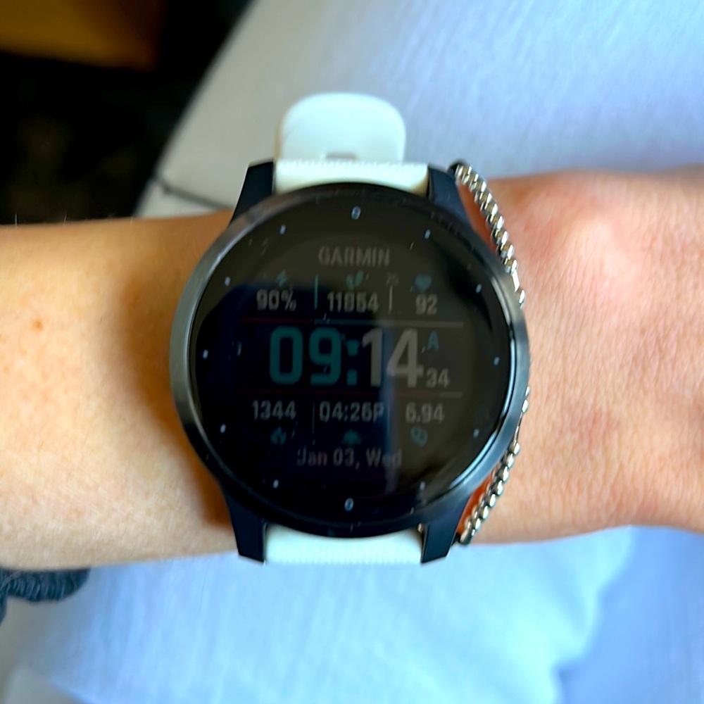 Garmin Vivoactive 4S, comes with an extra bands, black, white and navy blue <1yr